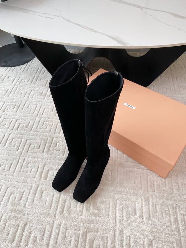 出厂价高靴 Miu Miu 24Ss秋冬走秀款从高定秀款就一直备受关注的靴子 太太太好看了 订货会联系sa马上拿下！太美了 赶紧早穿早享受 材质:进口羊京 内里